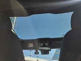 爽快気分を味わえるガラスサンルーフを装備しています！