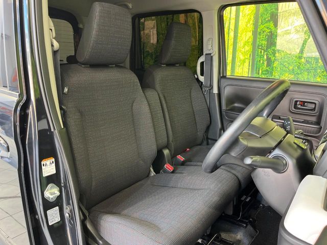 運転席シート廻りは使用感も少なく、良好な状態となっています。丁寧に使われていたことがよくわかりますね。