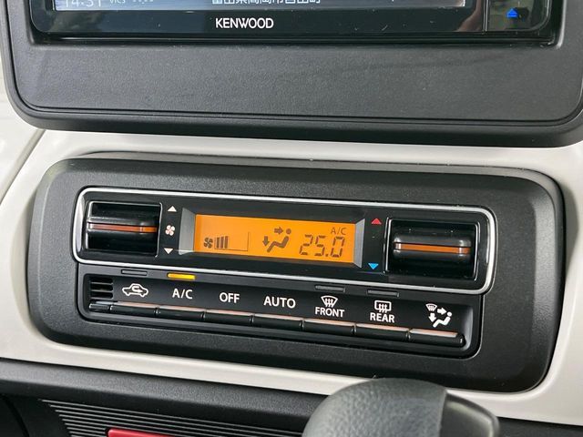 【オートエアコン】一度お好みの温度に設定すれば、車内の温度を検知し風量や温度を自動で調整。暑い…寒い…と何度もスイッチ操作をする必要はありません。快適な車内空間には必須の機能ですね♪