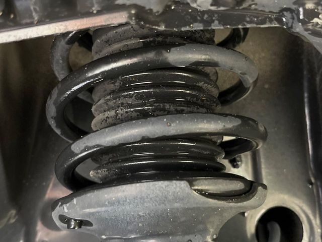 お車を安心してお乗りいただく為には、足回りの定期点検が欠かせません。サービスサポート（有償保証）では無料点検もご提供しており、安心のカーライフをお過ごしいただけるサポート体制が整っています。