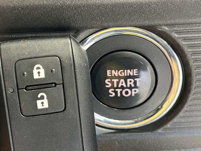 【キーレススタートシステム】カバンやポケットに入れたままでもドアの施錠・解錠が可能なスマートキーを装備。エンジンのオン・オフ時もカギを取り出す必要が無いからとっても便利です♪