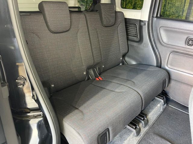 後部座席も気になるようなキズ・汚れやへたり等、大きなダメージはなく、良好な状態です。