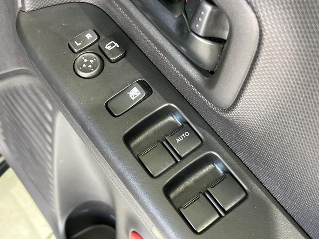 【電動格納ミラー】サイドミラーは電動格納式となっており、狭い駐車場でもキズがつくリスクを抑えられます。