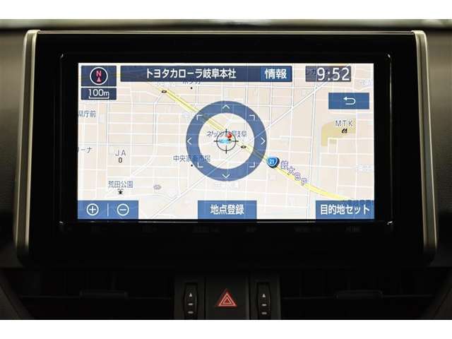 純正ナビを装備。タッチパネル式で使いやすく、お出かけもラクラクです。