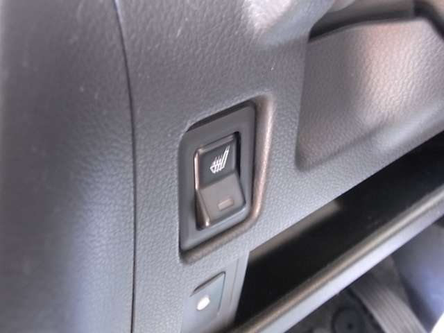 寒冷地仕様で運転席はヒーター付シートです。寒い冬も快適ですね。ドアミラーもヒーター付きです(*'ω'*)