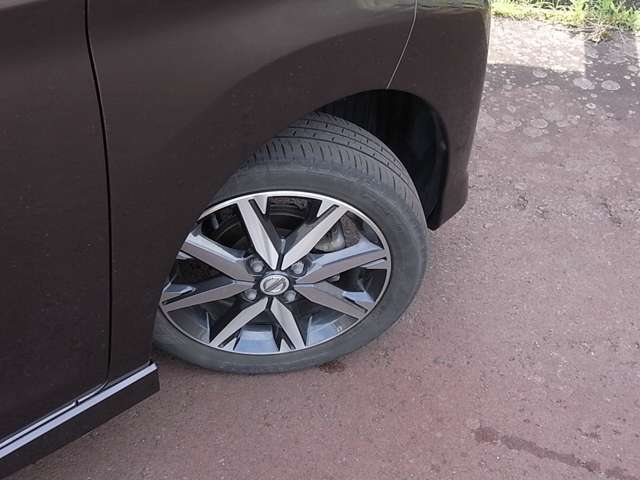 Vセレクション専用の165/55R15タイヤ＋専用アルミホイールです。スタッドレスタイヤや各種オプションのご注文も承っております(^^)！