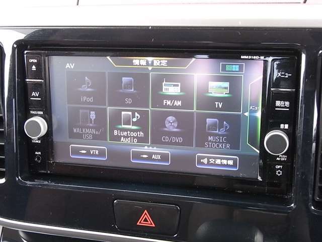 純正7インチナビは、地デジTV、FM/AM、Bluetooth Audio、SDカード（音楽、画像、動画）、DVD再生、CD録音/再生、ハンズフリーフォン、スマホ連携、NissanConnect サービスなど対応の高性能モデルです。