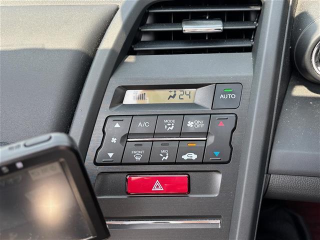 【オートエアコン】車内温度を感知して自動で温度調整をしてくれるのでいつでも快適な車内空間を創り上げます！