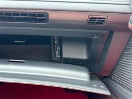 【ETC】有料道路を利用する際に料金所で停止することなく通過できる、ETC車載器（ノンストップ自動料金収受システム機器）が装備されています。セットアップを行うことで利用可能になります。