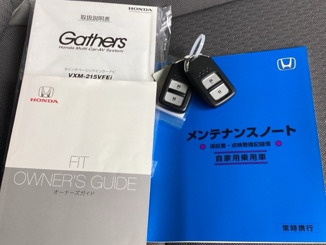 メンテナンスノート【整備記録簿】、取説も揃ってます。スマートキーはバッグなどにしまったままボタン操作でエンジンの始動・停止ができて大変便利です。