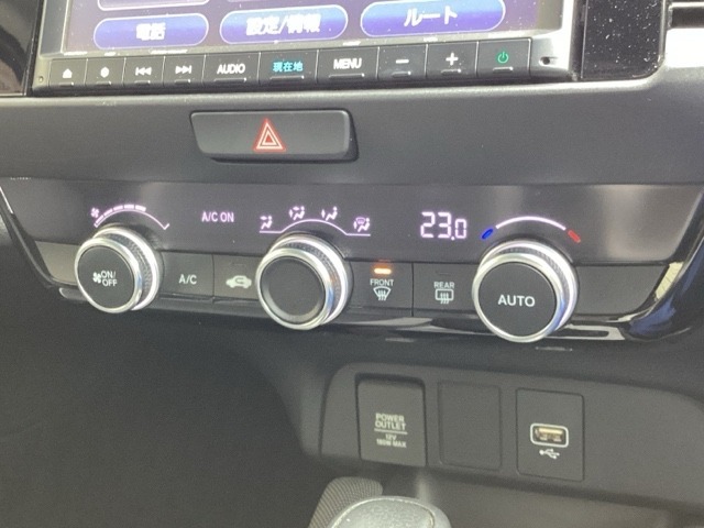 フルオートエアコンは希望の温度設定で風の温度も風量も自動調整で年中快適です。