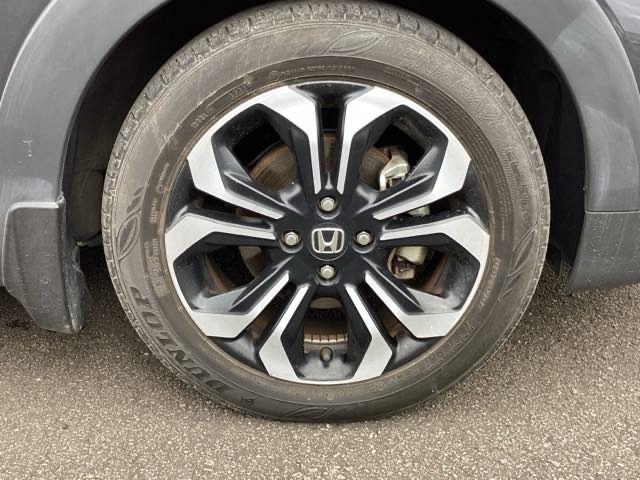 純正アルミホイールです。足元が引き立つので、車全体のイメージがアップしますよ！