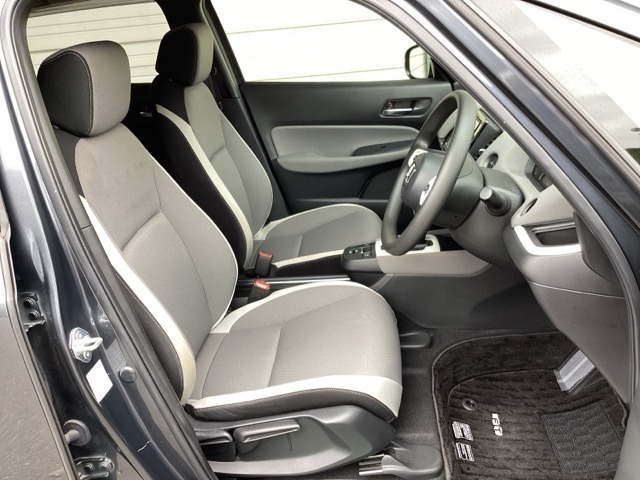 フロントは運転席と助手席が別々の広々としたセパレートシートです、運転席は、高さを調整できるハイトアジャスター付きです。