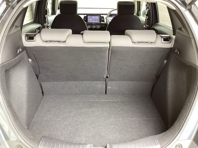 テールゲートを開けるとラゲッジルームがあるので荷物を収納できます。