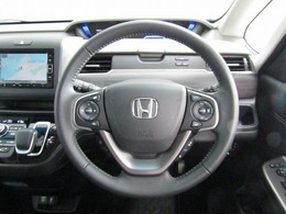 本革巻きステアリングには、左に安全性に優れた便利なリモートオーディオスイッチ。右には、Honda SENSINGと高速道路で威力を発揮するクルーズコントロールのスイッチが有ります。