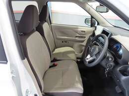 大きなベンチシートで足元もヒロビロ■大型シートで座り心地は快適♪中央にはアームレストが付いてゆったりドライブ♪　シートヒーター（運転席＆助手席）装備(*^-^*)