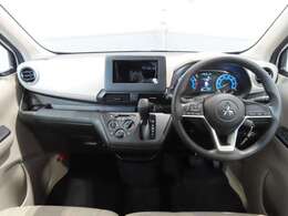 シフトレバーをダッシュパネルセンターに装備。運転席、助手席の足元すっきり！