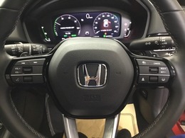 手になじむステアリングです。ステアリングの右側にはクルーズコントロール、左側がオーディオリモコンスイッチです。手元で操作できるので便利です。
