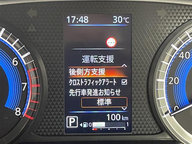 【車線逸脱警報（LDW）】クルマが車線から逸脱しそうになると、はみ出さないように警報音と表示によってドライバーに注意を促します。機能には限界があるためご注意ください。