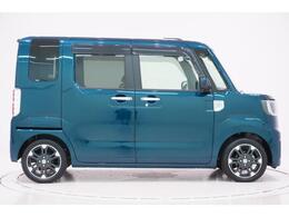 県内13店舗にて常時500台以上ダイハツ車を展示中です。見て、触って、納得のいく一台をぜひ見つけてください。