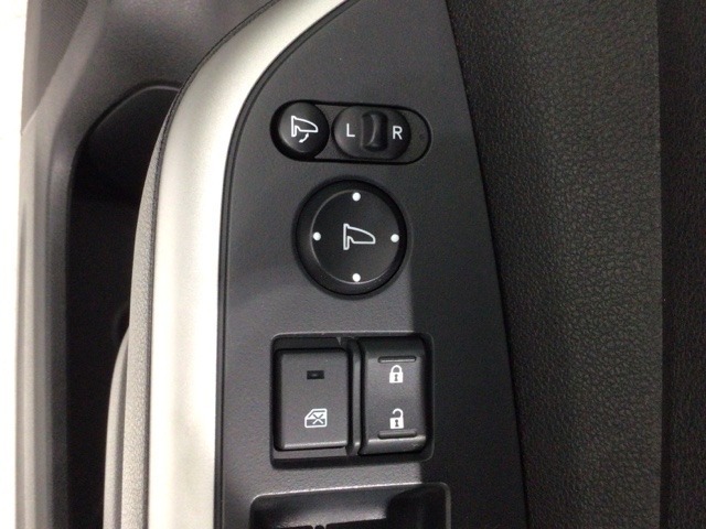 狭い駐車場で便利な電動格納ドアミラーが付いています。