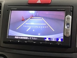 リバースギアに入れるだけで後方の表示へ切り替わります。夜間や雨の日の駐車も楽になりますよ。