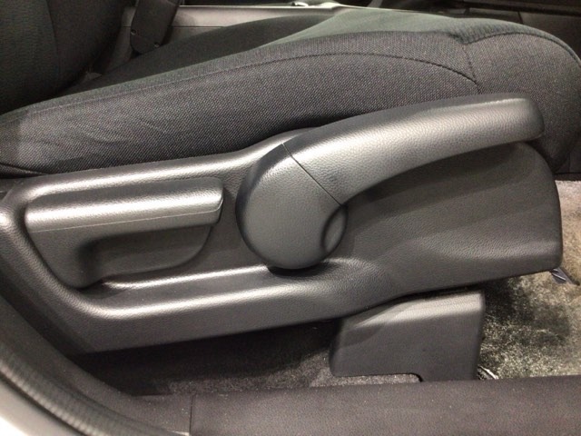 シートハイトアジャスターが付いているので運転姿勢を調整するのに便利ですね。身長に合ったシートポジションは安全運転や疲労軽減にもつながります。