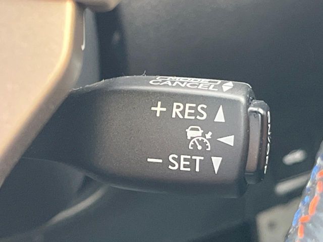 【レーダークルーズコントロール】高速道路での長距離走行が楽に！！自動で速度を保つクルーズコントロールが、衝突軽減システムと連携し、前方の車両を感知して車間を保つように速度調節してくれます！！