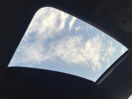 【ムーンルーフ】開放感たっぷりの希少装備、ムーンルーフが装着されています！車内に明かりを取り入れたり景色を楽しむ以外にも、車内の空気も簡単に換気できて快適です！