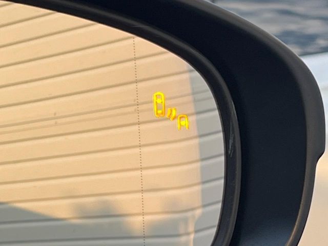 【ブラインドスポットモニター】走行中、ドアミラーの死角になりやすい箇所に後続車が接近するとサイドミラーのレンズに警告を表示！ドライバーに注意喚起をしてくれます。