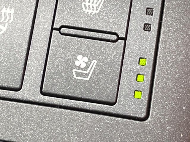 【シートベンチレーション】夏場は涼しい風でお尻や背中の熱やムレを防ぎ、冬はエアコンよりも早く温まってポカポカに！季節を問わず快適に過ごせます。