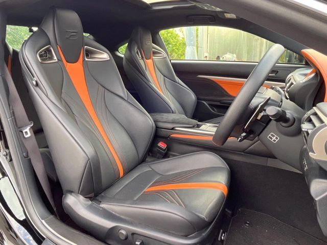 【専用スポーツシート】ホールド性に優れ、カーブ時の体が流れを抑制してくれます。また、体にフィットするから腰や背中が疲れにくく、ロングドライブや高速走行でも快適にお過ごしいただけます♪