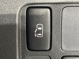 【パワースライドドア】スマートキーや運転席のスイッチでスライドドアの開閉が可能♪電動だから力を入れてドアを開ける必要が無く、小さいお子様でも、重い荷物を持っている時もラクに開け閉めできます♪