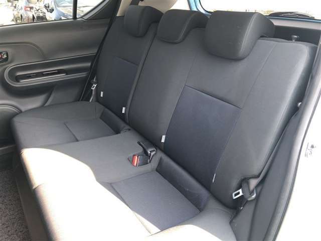 【後部座席】も当然、綺麗・清潔に仕上げております。内装の綺麗なお車は気持ちが良いですし、コンディションのいい車が多いです。オススメの1台です。