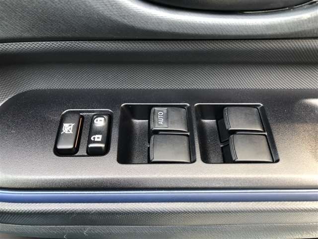 パワーウィンドウのスイッチです。　運転席にいながら助手席や後席の窓を開け閉めできるので、大変便利です。