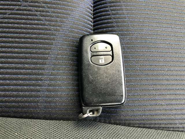 スマートキー付きです！カバンやポケットに入れて持っているだけで、ボタン一つでドアロックを開閉できます。スマートキーを持って、ブレーキを踏んでスィッチを回すだけでエンジンが始動します！！