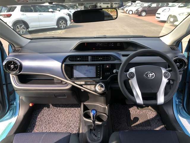 シンプルながら機能性溢れる運転席廻りです。視界性もよく、運転しやすいですよ。
