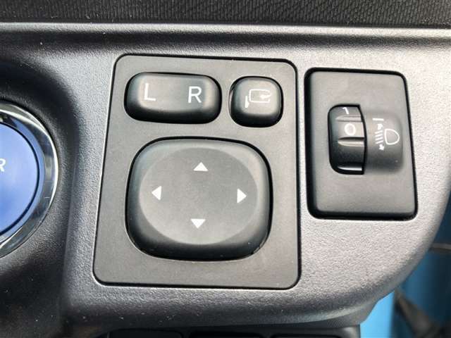 電動格納式ドアミラー付き。　狭い駐車場へ停めた時に、ボタン1つで左右のミラーをたたむ事ができます。