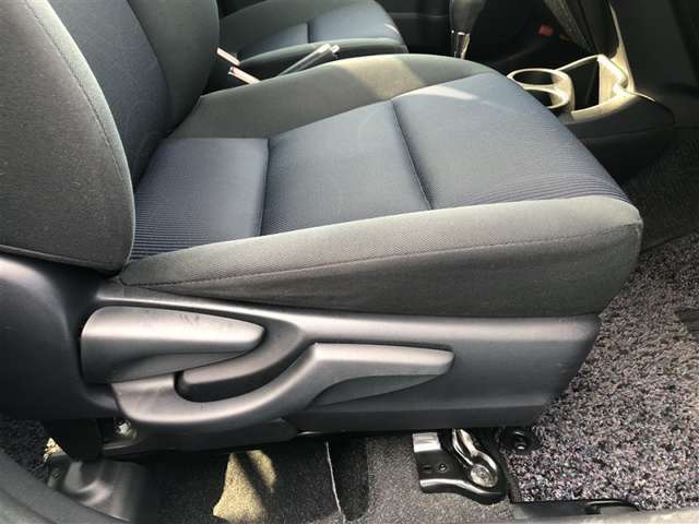 運転席シ-ト座面は上下アジャスタ-付です。お好みの位置に調整可能です。
