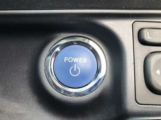 エンジンスタートボタンです。キーが車内にあれば、エンジンの始動・停止はブレーキを踏んでスイッチを押すだけ！キーを取り出す手間を省き、ワンプッシュでエンジンを操作するので簡単でスムーズです。