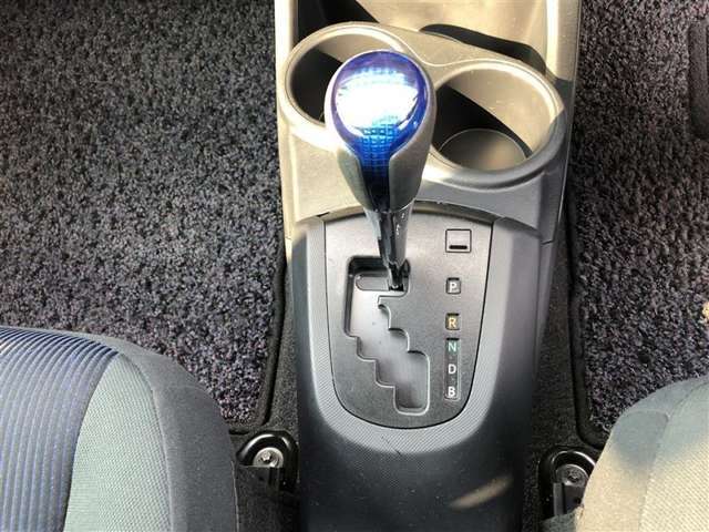 操作しやすいATシフトです。　シフトチェンジを気にしなくていいので運転だけに集中できますね。　自然と手に届くところにある、手になじむ形状のシフトノブがいいですね。