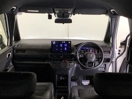ドライバーを中心に自然に手が届く位置にATセレクトレバーやエアコン、様々な操作スイッチなどを配置、操作性に優れています