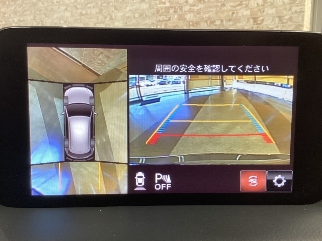 狭い場所での駐車やすれ違いなどでより的確な運転操作に役立つ360°ビューモニターが装備されています。