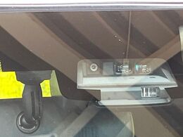 【トヨタセーフティセンス】走行中に前方の車両等を認識し、衝突しそうな時は警報とブレーキで衝突回避と被害軽減をアシスト。より安全にドライブをお楽しみいただけます。