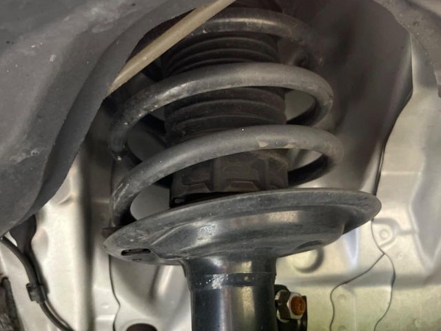 お車を安心してお乗りいただく為には、足回りの定期点検が欠かせません。サービスサポート（有償保証）では無料点検もご提供しており、安心のカーライフをお過ごしいただけるサポート体制が整っています。