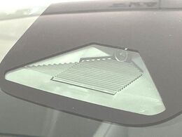 【ホンダセンシング】走行中に前方の車両等を認識し、衝突しそうな時は警報とブレーキで衝突回避と被害軽減をアシスト。より安全にドライブをお楽しみいただけます。