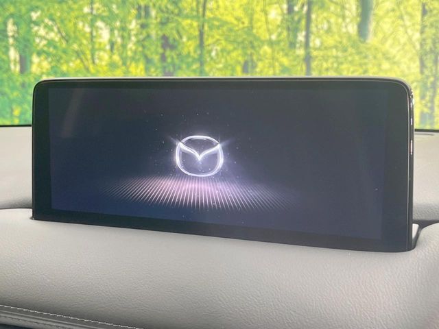 【10.25インチマツダコネクト】車内の雰囲気にマッチした大型ディスプレイ。スマホ接続でのナビ使用やBluetooth再生等、様々な機能が楽しめます。直感的なダイヤル操作が可能で、使い勝手も良好です。