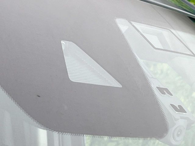 【スマートシティブレーキサポート】低速走行中に前方の車両等を認識し、衝突しそうな時は警報とブレーキで衝突回避と被害軽減をアシスト。より安全にドライブをお楽しみいただけます。