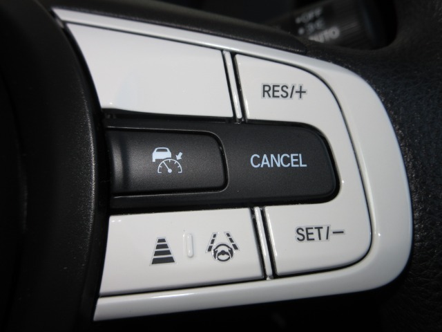 特性の異なる2種類のセンサーで構成された「Honda SENSING」。ミリ波レーダーで対象の位置や速度を検知し、単眼カメラで対象の大きさや形状を識別。より精度の高い認識を可能にしています。