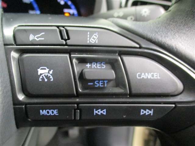 レーダークルーズコントロール♪レーダーとカメラで先行車を認識し、車速に応じた車間距離を保ちながら追従走行を支援します♪ロングドライブを快適にし、高速道路での渋滞やノロノロ運転をサポートします♪